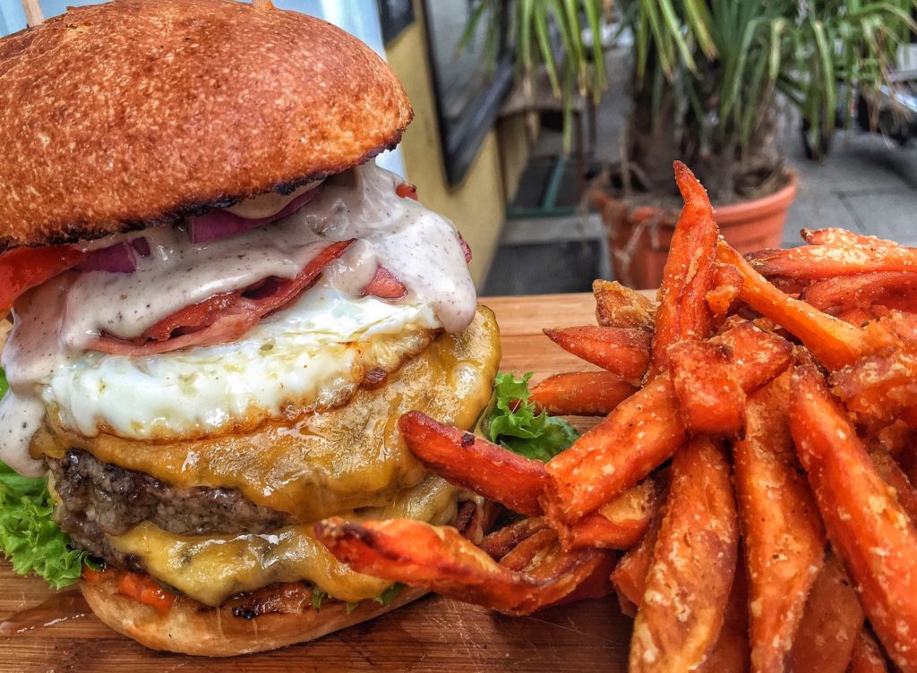 Burger und Sweet Potato Fries bei Peace, Love & Burgers in Hamburg