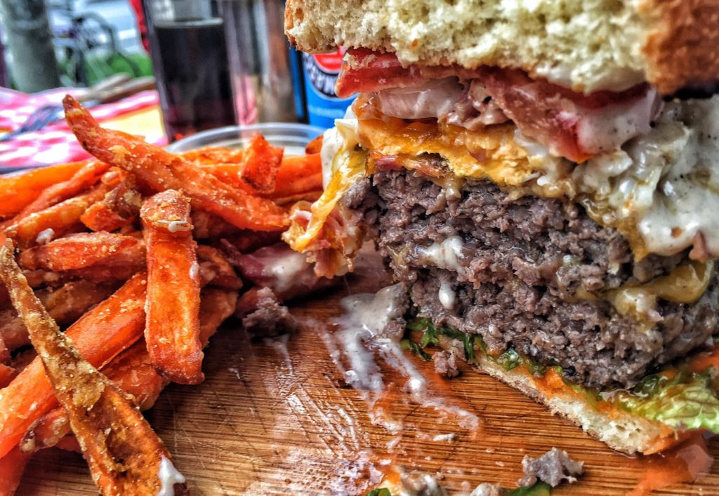 Burger und Sweet Potato Fries bei Peace, Love & Burgers in Hamburg