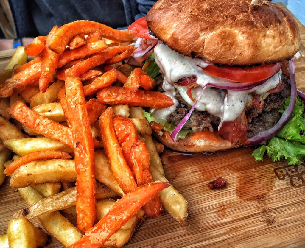 Burger und Sweet Potato Fries bei Peace, Love & Burgers in Hamburg