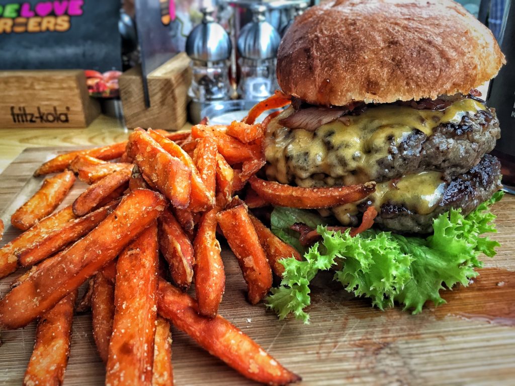 Burger und Sweet Potato Fries bei Peace, Love & Burgers in Hamburg