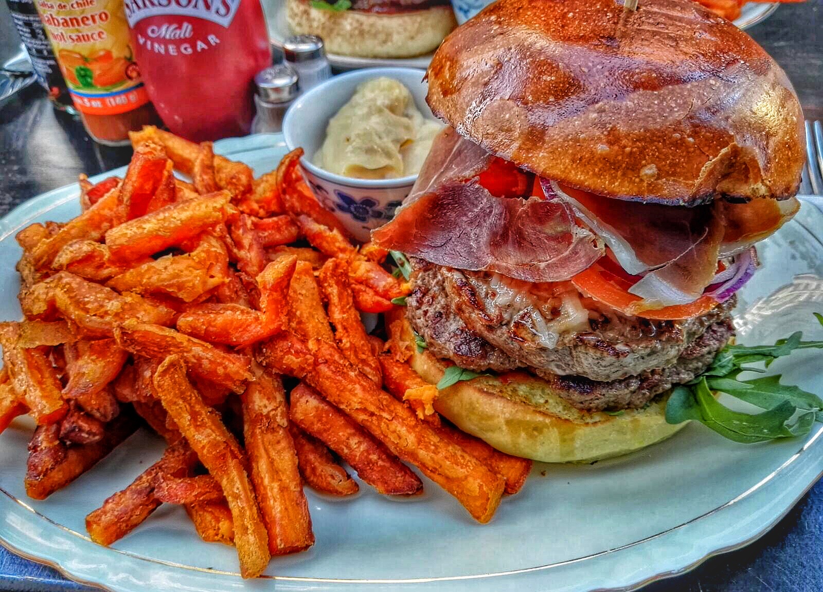 Burger mit Sweet Potato Fries bei Grilly Idol in Hamburg